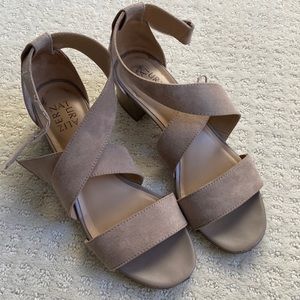 Naturalizer women’s gray suede block sandals. Size 8.5.